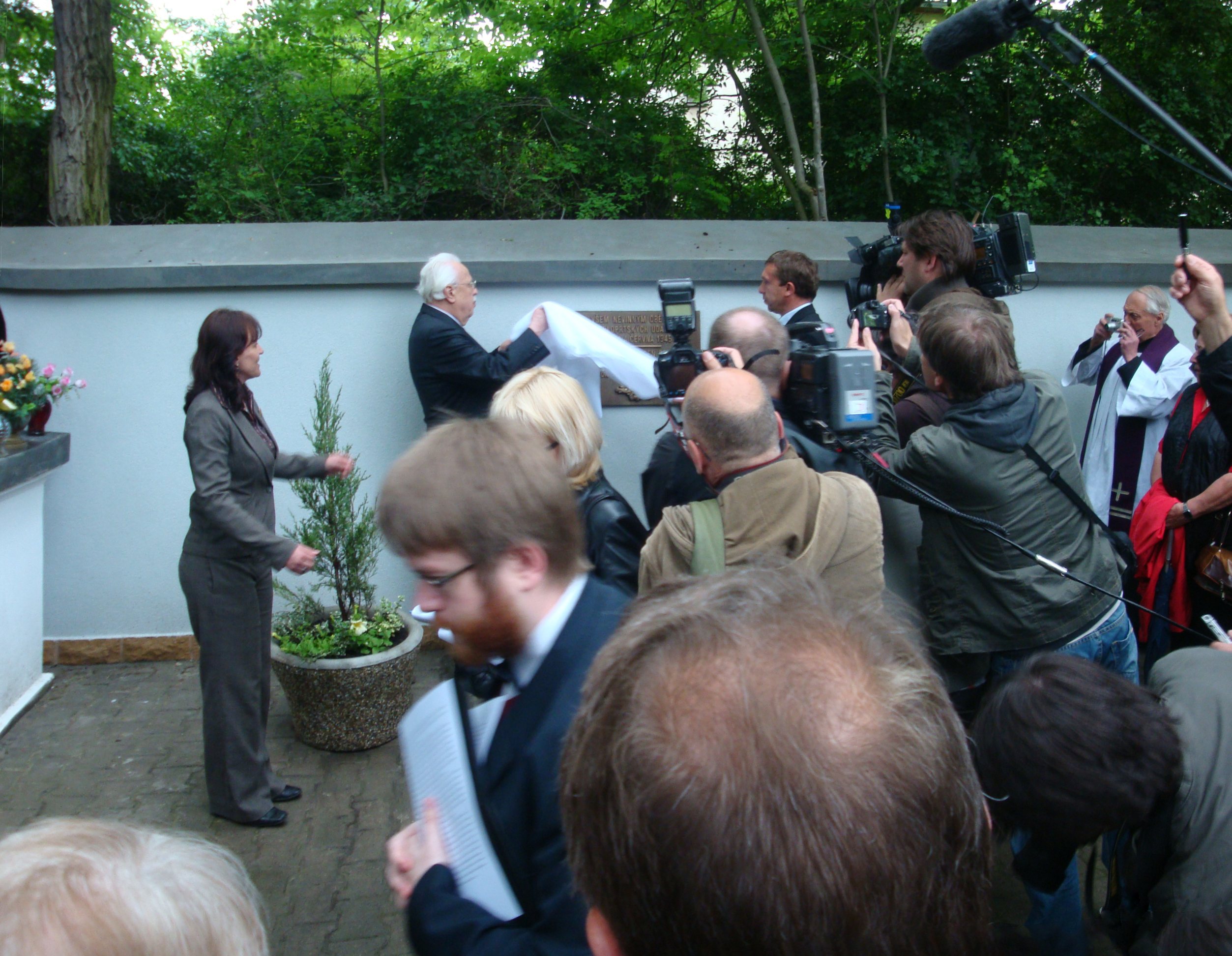 2010 Enthüllung der Gedenktafel für die Opfer von Postelberg mit großem Medienaufgebot